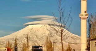 Türkiye'nin zirvesi Ağrı Dağı'nda 'mercek bulutu' oluştu