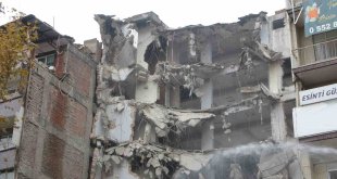 Malatya'da ağır hasarlı binaların yıkımı sürüyor