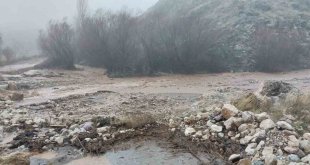 Doğanşehir'de yağmur suları sel getirdi