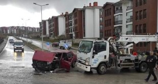 Elazığ'da elektrik arıza aracı ile otomobil çarpıştı: 4 yaralı