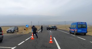 Ardahan'da iki otomobilin çarpışması sonucu 4 kişi yaralandı
