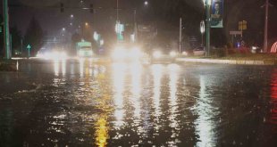 Elazığ'da sağanak yağış hayatı felç etti: Cadde ve sokaklar göle döndü