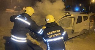 Erzincan'da park halindeki hafif ticari araç yandı
