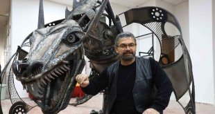 Heykel sanatçısı katı endüstriyel malzemelerden dev ejderha heykeli yaptı