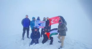 Aktivistler kar ve tipiye rağmen Esruk Dağı'na tırmandı