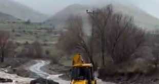 Elazığ'da şiddetli yağışlar köy yollarına zarar verdi