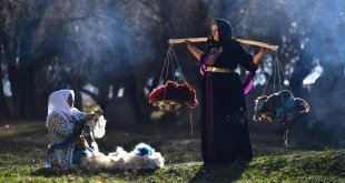 Renklerini bitkilerden alan yün ipler, tezgahlarda kilime dönüştürülüyor
