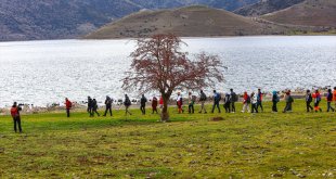 Doğaseverler Van Gölü koylarında yürüyüş yaptı