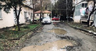 Erzincan'da ara sokaklarda yollar köstebek yuvasına döndü