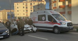 Kars'ta yaya geçidinde otomobilin çarptığı anne ile kızı yaralandı