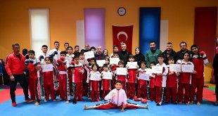 Genç Kickbokscular kuşak imtihanı için ter döktü