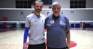 Samsunlu baba ve oğlu, Hakkari'de voleybol takımının başarısı için ter döküyor