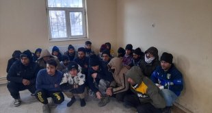 Ağrı'da metruk binada 48 düzensiz göçmen yakalandı