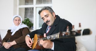 Kars'ta muhtar adayı halk ozanı ev ev gezerek sazlı sözlü oy istiyor