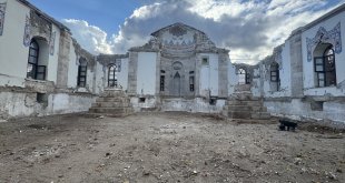 Malatya'da depremde büyük bölümü yıkılan tarihi Hacı Yusuf Taş Camisi ayağa kaldırılıyor