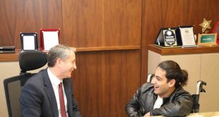 Ağrı'da engelli öğrencilerden Milli Eğitim Müdürü Kökrek'e ziyaret