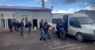 Ağrı'da göçmen kaçakçılarına darbe: 4 gözaltı