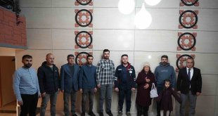 Depremzede kadın kendini kurtaran ekibi aylar sonra ziyaret etti