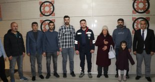 Depremde 4 gün mahsur kaldığı evinin enkazından kendisini kurtaran ekibi ziyaret etti