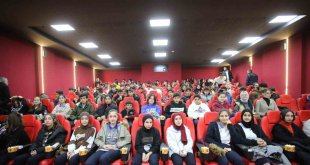 Ağrı'da öğrenciler, şehit öğretmenin hayatını anlatan filmi izledi