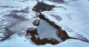 Kars'taki Lavaş Gölü kısmen dondu