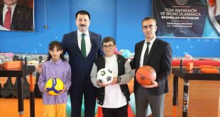 Diyadin'de gençlere spor malzemesi desteği