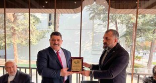 Birlik Başkanı Akın'a tarıma kazandırdığı projeler için plaket verili