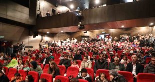 Kars Belediyesi Tiyatro Topluluğu seyirciyle buluştu