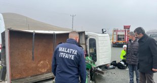 Malatya'da devrilen kamyonetteki 2 kişi yaralandı