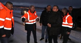 Vali Polat, tır trafiğine kapatılan Kars-Iğdır kara yolunda incelemelerde bulundu
