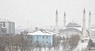 Ağrı'da kar yağışı eğitime engel oldu