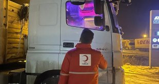 Ardahan'da Kızılay kar nedeniyle araçlarıyla yolda kalanlara gıda ve içecek dağıttı