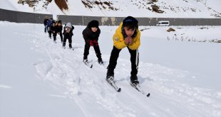 Bitlis'te kayakçılar karla kaplı parkurda antrenmanlara başladı