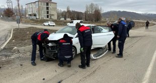 Yüksekova'da çarpışan iki araçtaki 3 kişi yaralandı