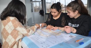 Türk Hava Kurumu eğitmenleri Hakkari'de gençlere havacılığı sevdiriyor