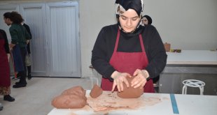 Muş'ta üniversite öğrencileri el sanatları atölyelerinde kendilerini geliştiriyor