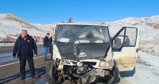 Erzurum'da hafif ticari araç ile kamyonetin çarpıştığı kazada 1 kişi öldü, 3 kişi yaralandı