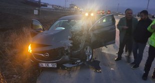 Yüksekova'da kamyonete çarpan otomobildeki 2 kişi yaralandı