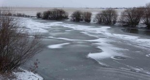 Ardahan'da Kura Nehrinin yüzeyi dondu