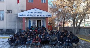 Ağrı'da bir tırda 85 düzensiz göçmen yakalandı