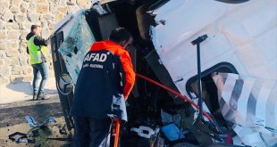 Bitlis'te devrilen tırda sıkışan sürücü yaralandı