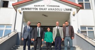 Ders aralarında okuldaki piyanoyu çalan görme engelli öğrenciye, belediye başkanı org hediye etti