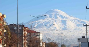 Beyaz gelinliğini giyen Ağrı Dağı'ndan kartpostallık görüntü