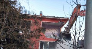 Doğanşehir'de yıkımlar sürüyor