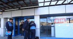 Kaldırımı işgal eden BİM şubesi mühürlendi