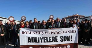 Malatya'da avukatlardan 'adliye binası' eylemi