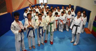 Bölgenin ilk kadın karate antrenörü Ayşe Meryem Yazar, Bitlis'te kız çocuklarına eğitim veriyor