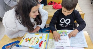 Doğanşehir'de liseliler yeni okula başlayan çocuklara moral verdi