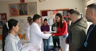 Hakkari'deki öğretmenlere beyaz önlük teslim edildi