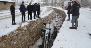 Yüksekova'da kanala düşen aracın sürücüsü yaralandı